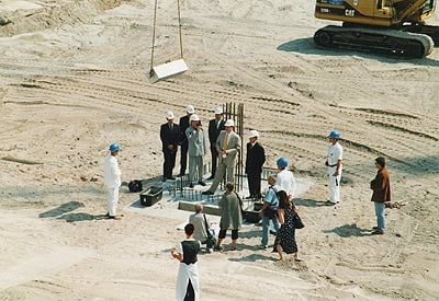 Menschen auf der Baustelle vom Kurhaus Warnemünde zur Grundsteinlegung