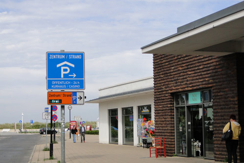 Gekennzeichnete Einfahrt zum Parkhaus Kurhaus Warnemünde