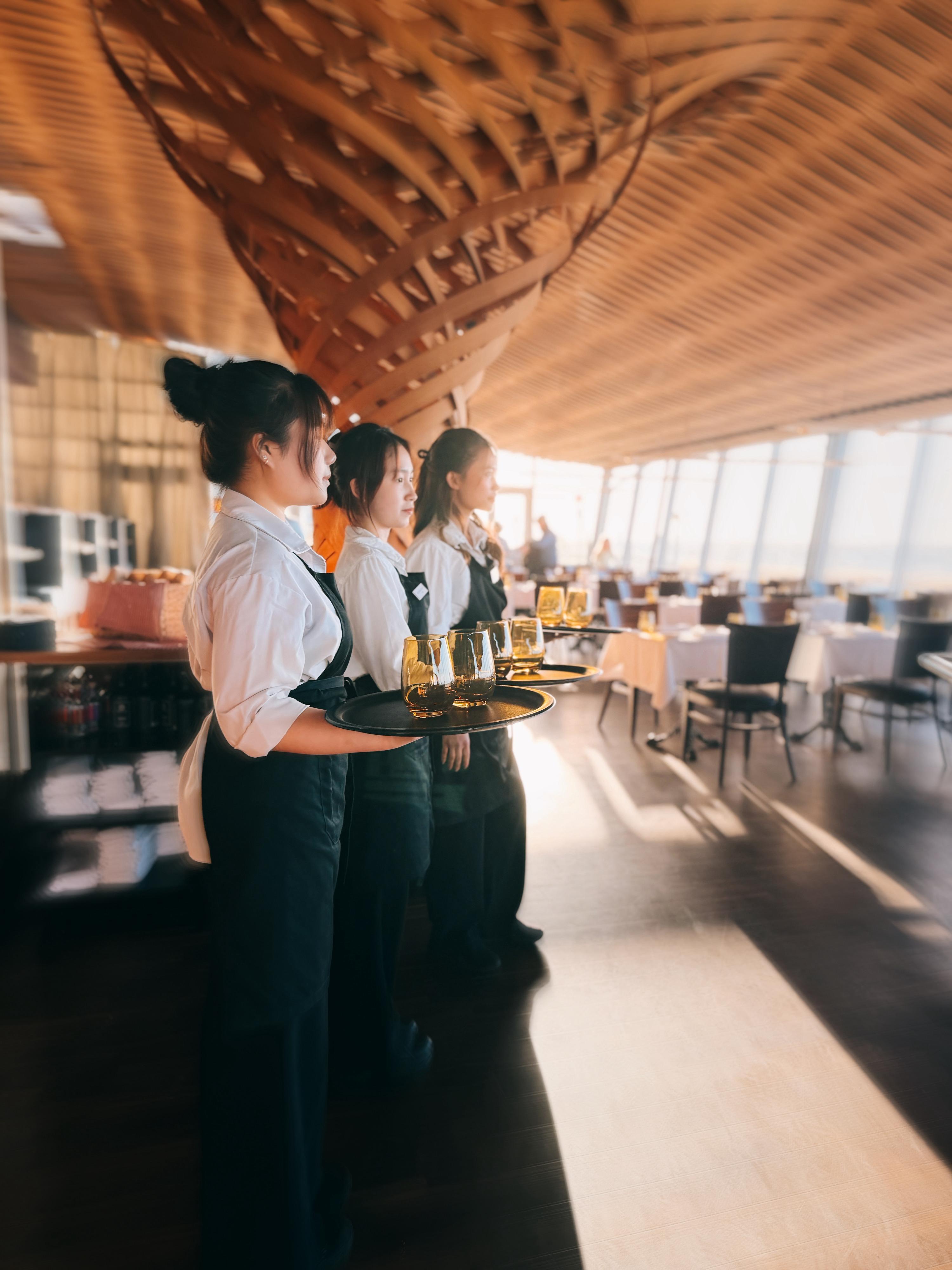 Service mit Tablett am Tresen